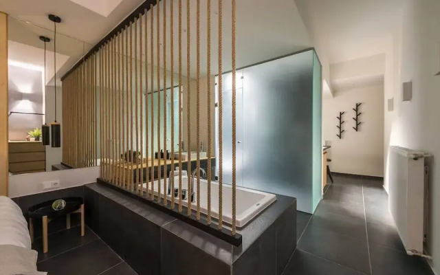 Small Minimal Paradise in the Center of the City