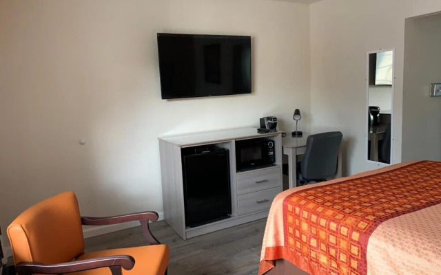 Redwood Inn