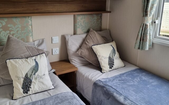 Immaculate 8-bed Cabin in Tattershall Lake