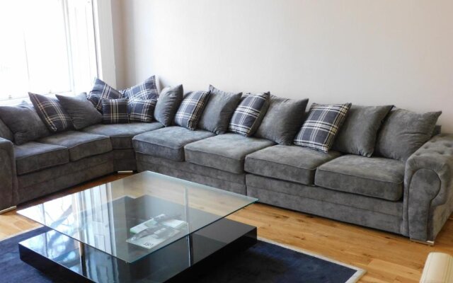 WEST END - Stunning, spacious, 3 bedroom, main door flat with private parking