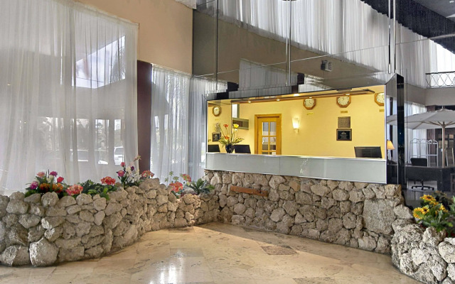 Days Hotel - Thunderbird Beach Resort