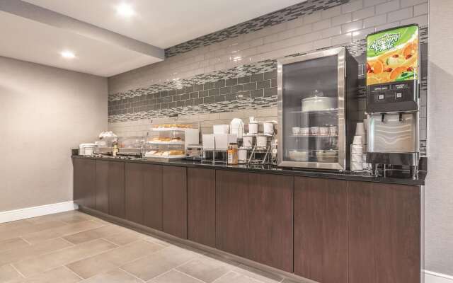 La Quinta Inn & Suites by Wyndham Hartford - Bradley Airport