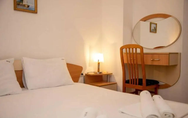 Convenient 1-Bedroom Flat next to Harmanite Beach