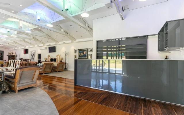 Bali and Eva Midlands