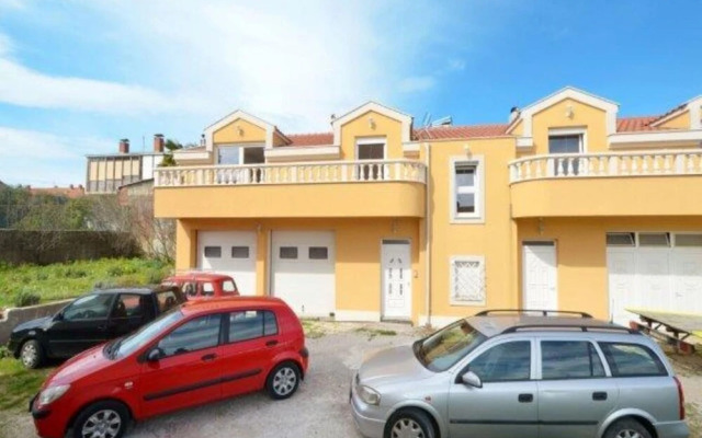 Bright Kaštela Apartment With Balcony and Private Parking