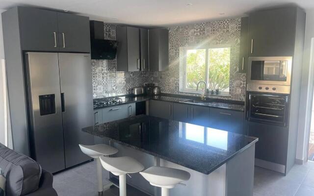 Spacious Villa. Large Rooftop. 4 Bedroom Sleeps 8