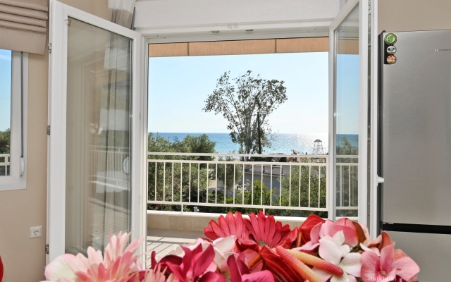 Sabbia Seafront Apartment  2 by TravelPro Serv...