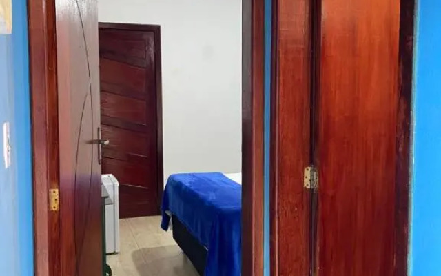 Suíte com varanda vista piscina