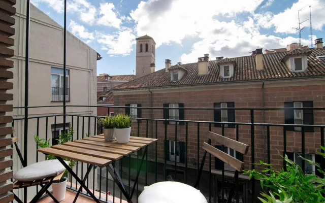 Sunny Apartment at the foot of Royal Palace by Batuecas