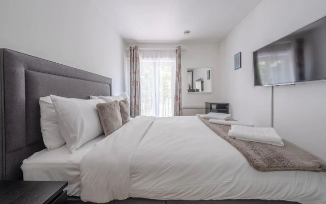 Bright 1 Bedroom Flat in Kensington Olympia