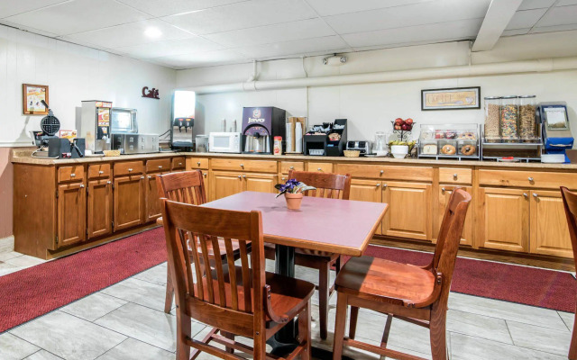 Econo Lodge Inn & Suites