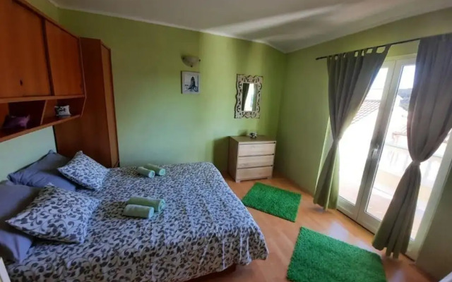 Robi- Swimming Pool and Beautiful Garden - A1-žuti