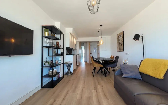Sea View Apartment by Beach