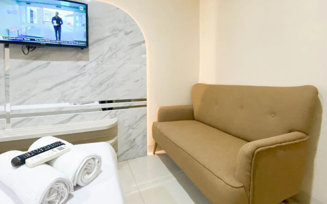 Nice And Elegant Studio Apartment At Warhol (W/R) Residence