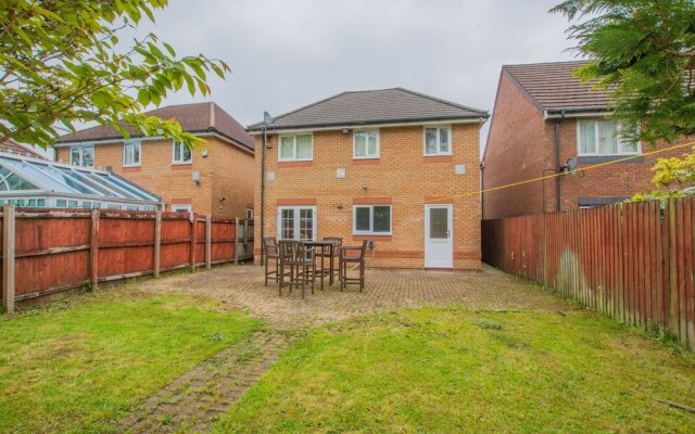 Modern 4 Bedroom Detached House in Cardiff