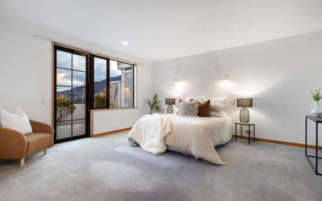 Panoramic Views - 10 minutes walk to Town