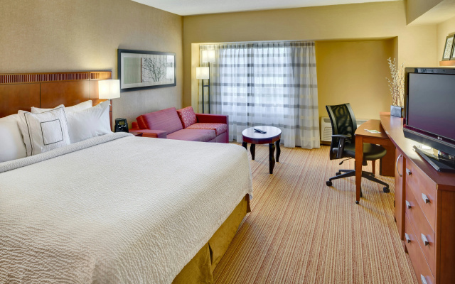 Courtyard By Marriott Shelton