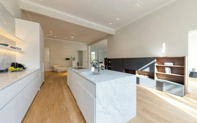 Luxurious 3-Bedroom 280sqm center