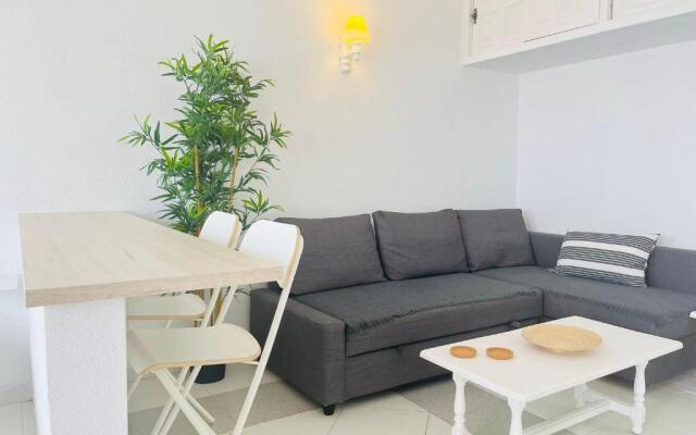 Studio sea front view & pool