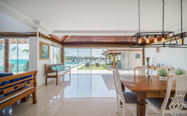 Casa Moderna com Quatro Suítes no Canal da Marina