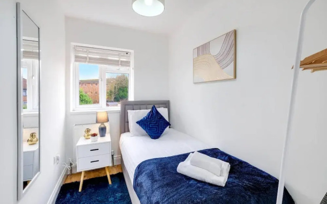 3 Bedroom House with Parking in Windsor