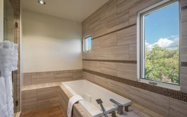 Encantada - Spacious and Luxurious Home, Walk to The Plaza