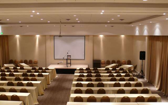 Howard Johnson Hotel & Convention Center by Wyndham, Merlo