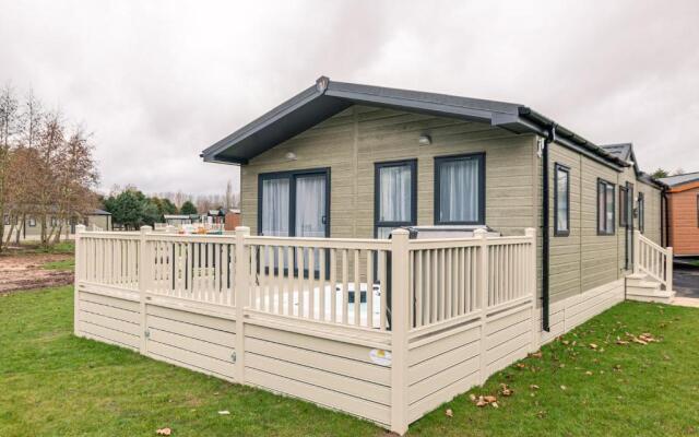 Honeysuckle Lodge with Hot Tub