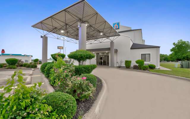 Motel 6 Denison, TX