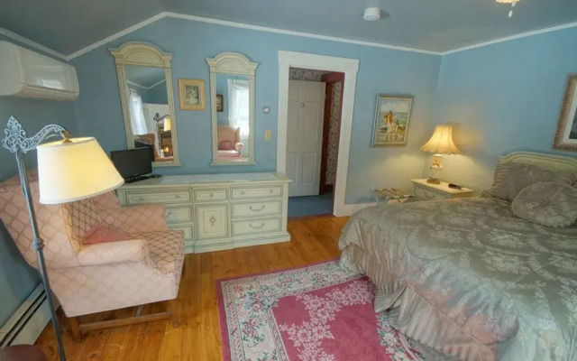 Tuckernuck Inn