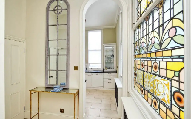 Grand 2 Bedroom Flat, Kensington