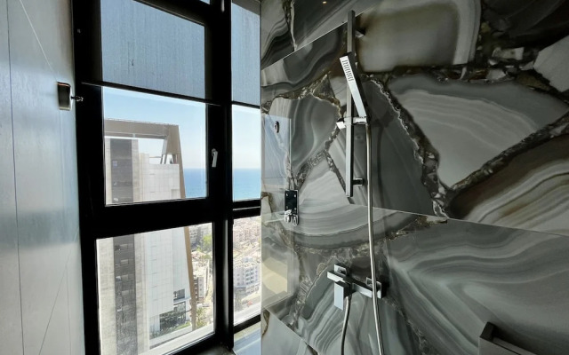 128 LIM - 2002 Stay Only Tower Suite