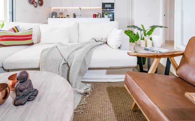 LMR- Luxury apartment, private pool. Families only