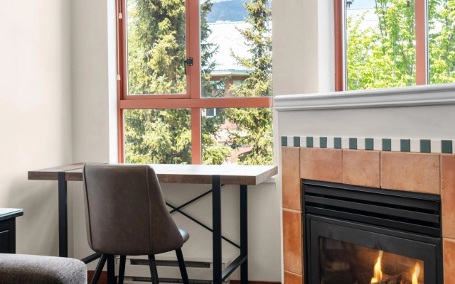 Alpenglow Lodge Family Studio with Sofa Bed by MVA