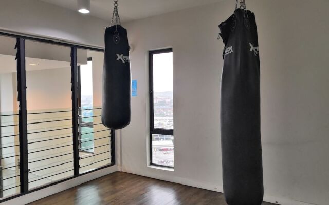 Univ 360 Cozy Apartment with Pool View