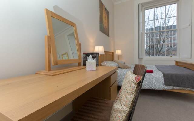 Spacious, Bright 5-br Flat for 10 in Edinburgh