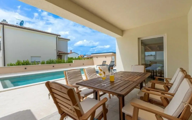 Villa Dvor Comfortable Holiday Residence