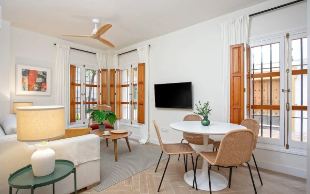 Bright Apartment in Seville Plaza Santa Cruz