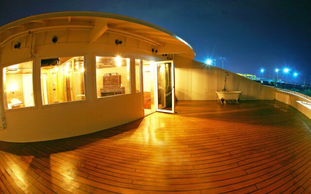 Vintage Luxury Yacht Hotel