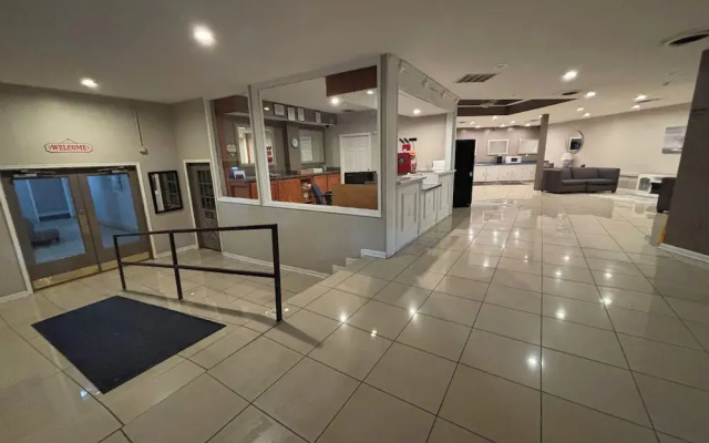 Apm Inn & Suites