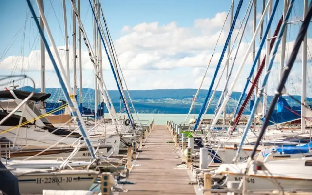 BL YachtClub & Apartments