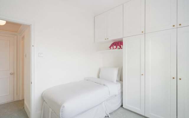 Sophisticated 2-bed, 2-bath apt in Chelsea