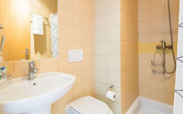 Central Albufeira 2-B Apt, Sleeps 6, Pool, Parking