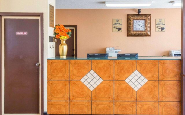 Econo Lodge Inn & Suites Macon West