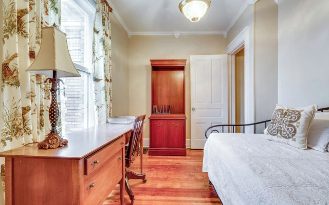 Walk to Garden & Restaurants: Zanesville Apartment