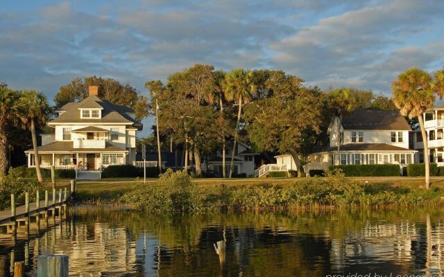 Night Swan Intracoastal B&B