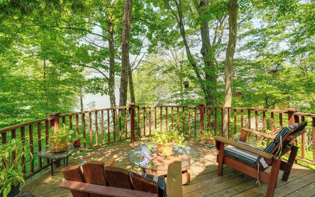 Stunning Lake & Mtn Views: Cozy Catskills Cabin!