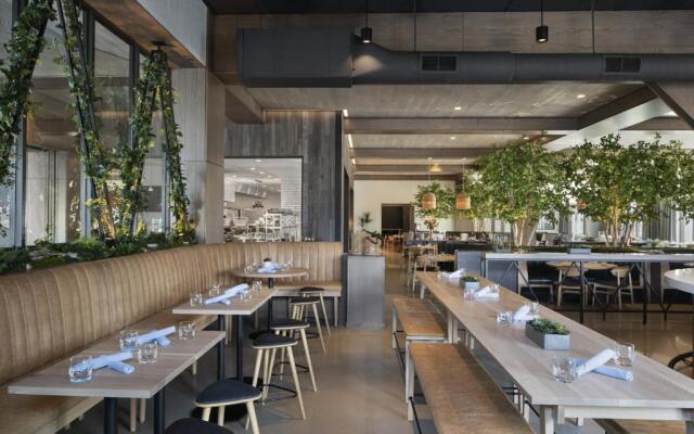 Renaissance Milwaukee West Hotel