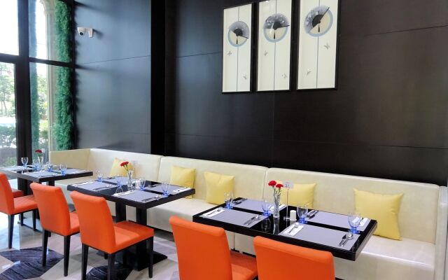 Holiday Villa Hotel & Residence