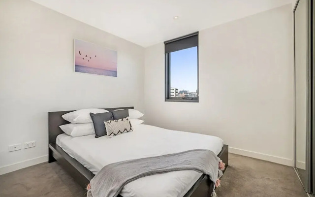 Comfy 2-bed Balcony Unit Near Chapel St